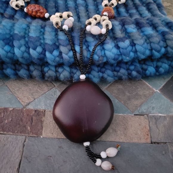 ☆ Vintage Wood & Shell Necklace ☆ - Picture 7 of 8